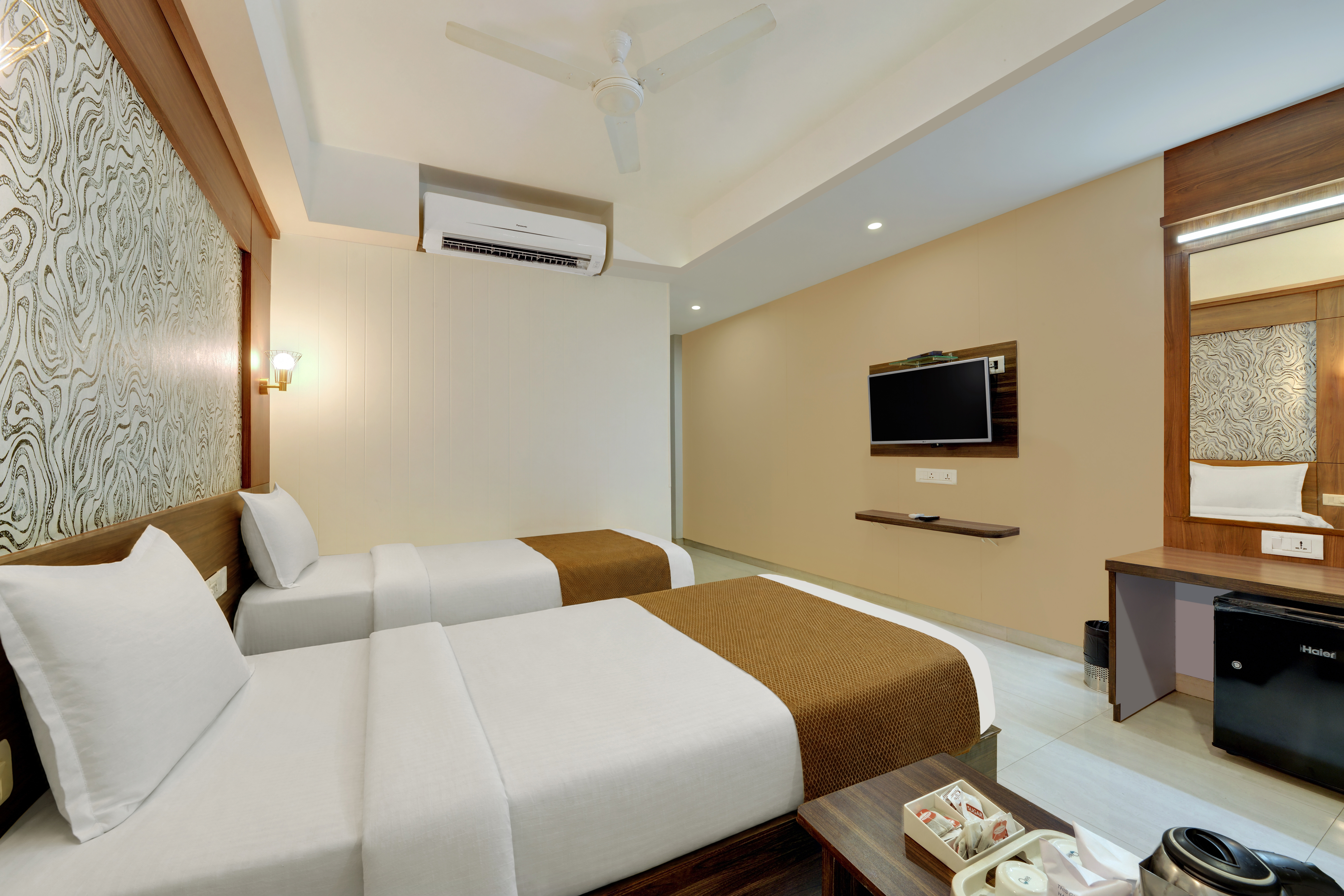 Hotel Shital Inn Deluxe Twin Bed with two beds and seating area